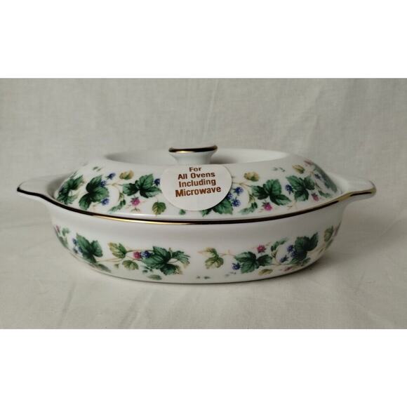 Andrea by Sadek Casserole Dish with Lid - Green Ivy Berries Gold Trim - Vineyard - Picture 1 of 8